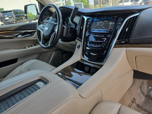Used 2020 Cadillac Escalade Luxury RWD image 17