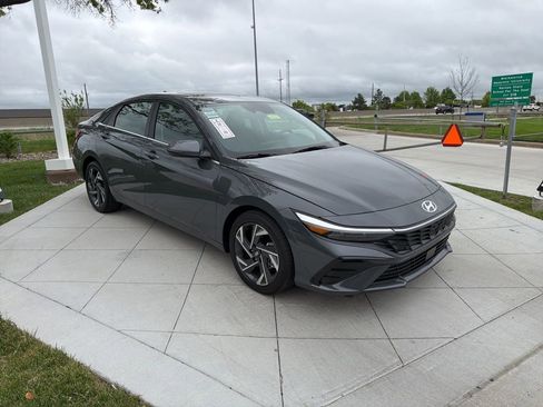 New 2026 Hyundai Elantra Limited FWD image 7