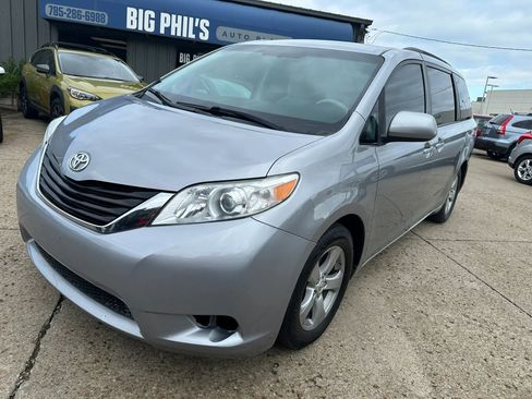 Used 2011 Toyota Sienna LE FWD image 3