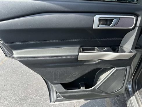 Used 2023 Ford Explorer XLT AWD/4WD image 11