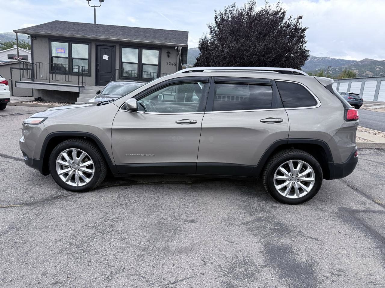 Used 2016 Jeep Cherokee Limited FWD image 2