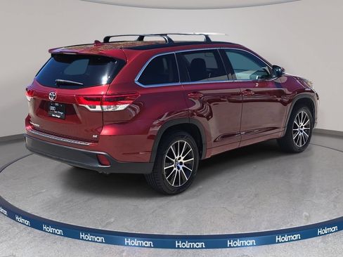 Used 2017 Toyota Highlander SE w/ Carpet Mat Package FWD image 6