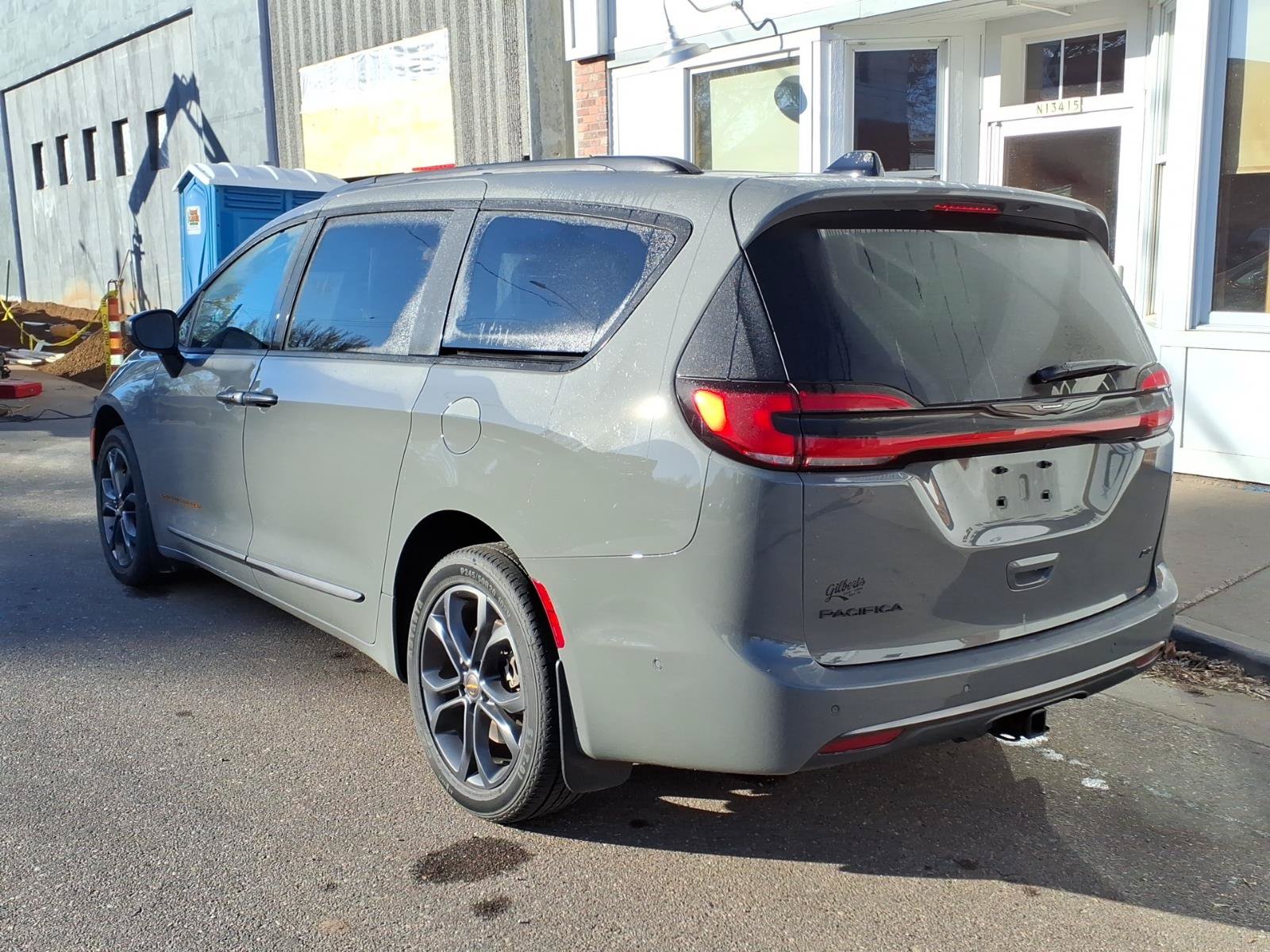 Used 2023 Chrysler Pacifica Touring-L w/ Road Tripper Package AWD/4WD image 8