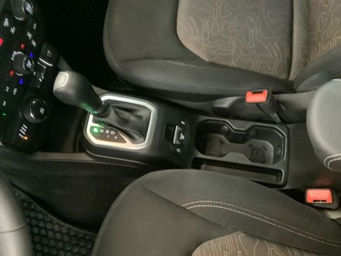 Used 2023 Jeep Renegade Latitude AWD/4WD image 23