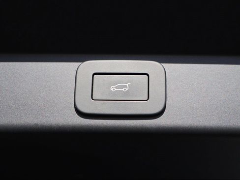 Used 2025 Land Rover Range Rover Sport SE image 17