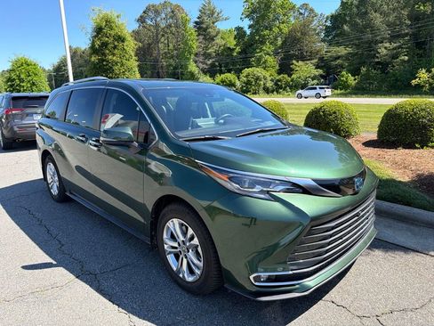 Used 2024 Toyota Sienna Platinum AWD/4WD image 3