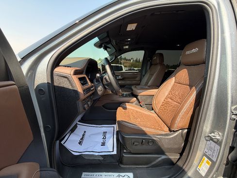 Used 2024 Chevrolet Tahoe High Country AWD/4WD image 2