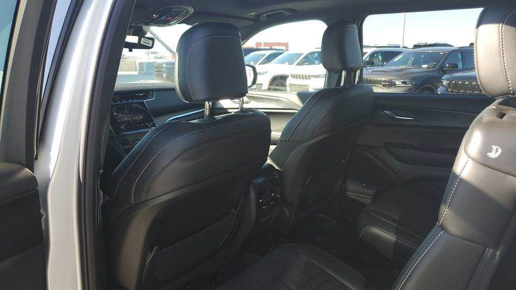 Used 2025 Jeep Grand Cherokee L Altitude AWD/4WD image 18