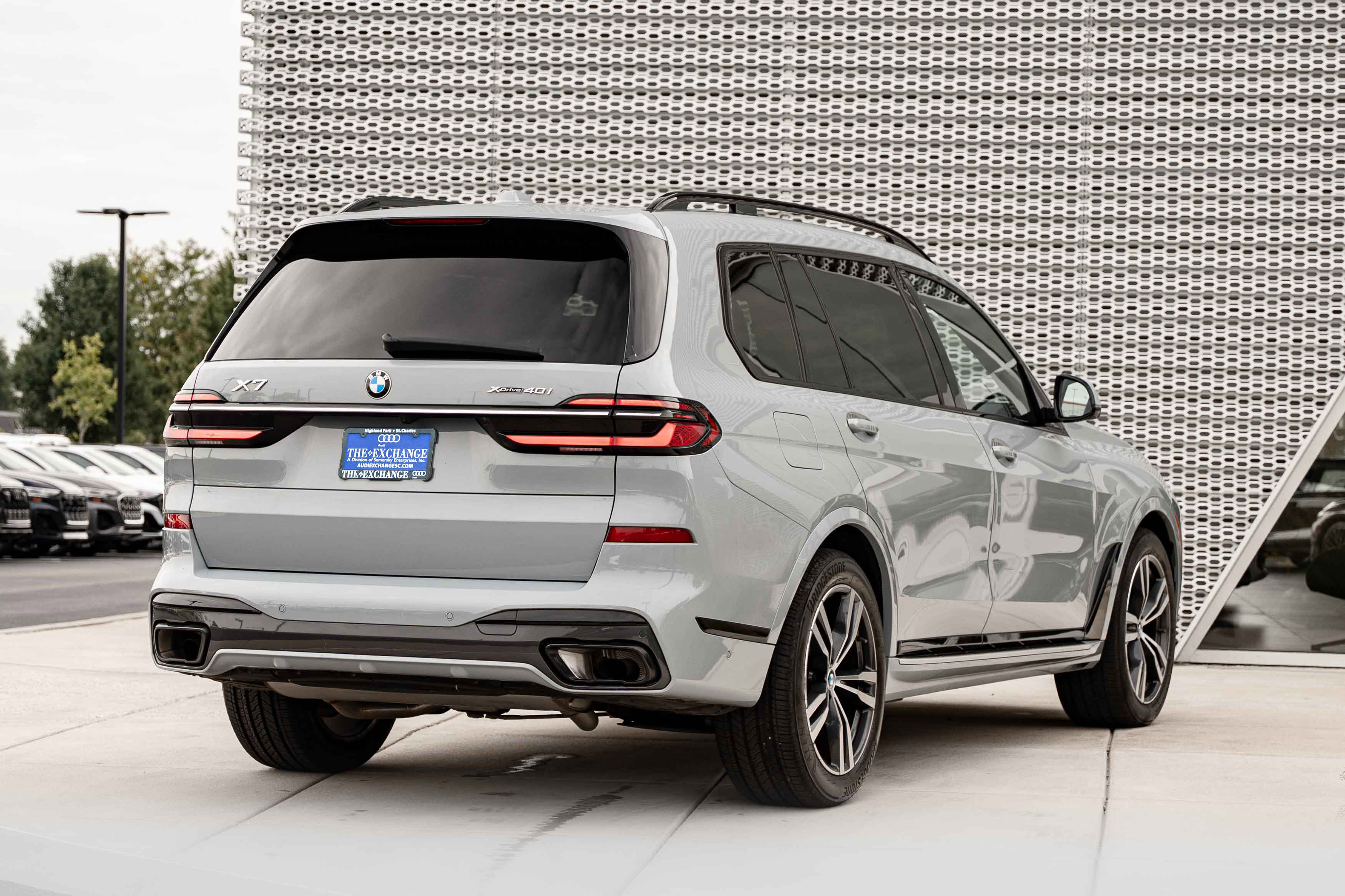 Used 2023 BMW X7 xDrive40i w/ M Sport Package AWD/4WD image 4