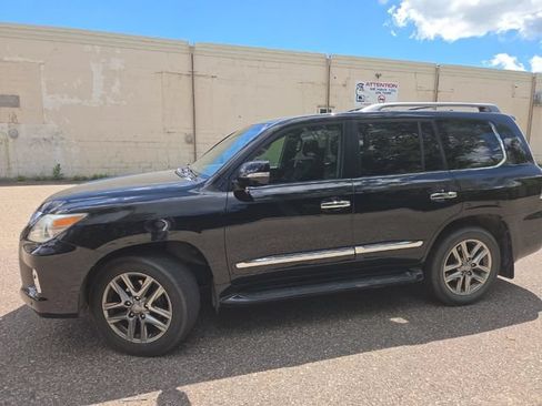 Used 2013 Lexus LX 570 4WD w/ Luxury Pkg image 4