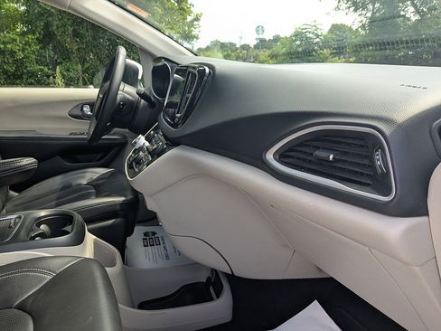 Used 2023 Chrysler Pacifica Touring-L FWD image 32