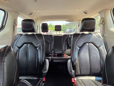 Used 2023 Chrysler Pacifica Touring-L AWD/4WD image 28