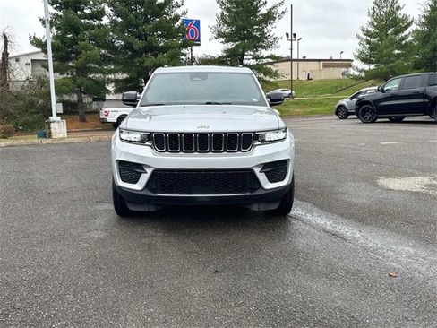 Used 2024 Jeep Grand Cherokee Laredo image 10