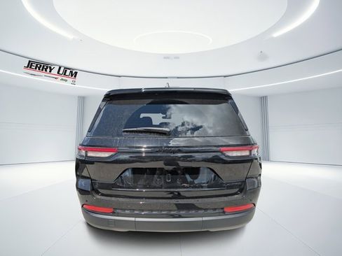 New 2025 Jeep Grand Cherokee Limited w/ Black Appearance Package image 4