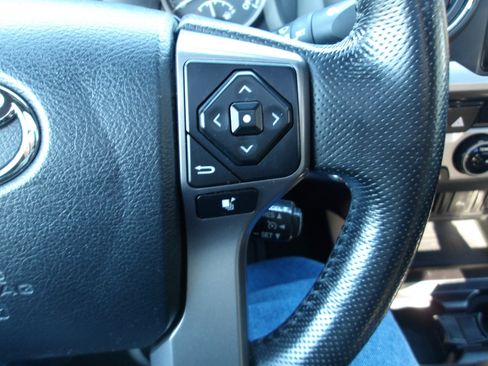 Used 2016 Toyota Tacoma Limited w/ Towing Package image 17