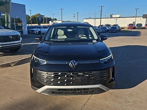 New 2025 Volkswagen Tiguan SE image 2