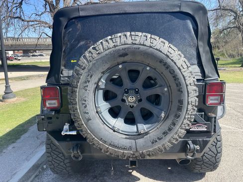 Used 2012 Jeep Wrangler Unlimited Rubicon image 3