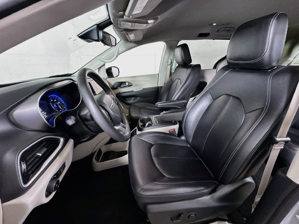 Used 2024 Chrysler Pacifica Touring-L FWD image 20