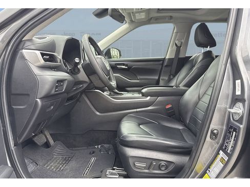 Used 2023 Toyota Highlander XLE image 12