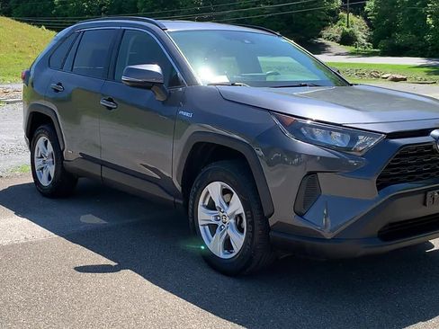 Used 2020 Toyota RAV4 LE w/ Carpet Mat Package AWD/4WD image 3
