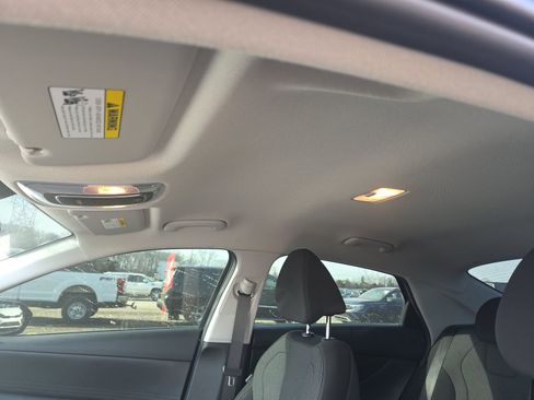 Used 2025 Hyundai Elantra SE FWD image 10