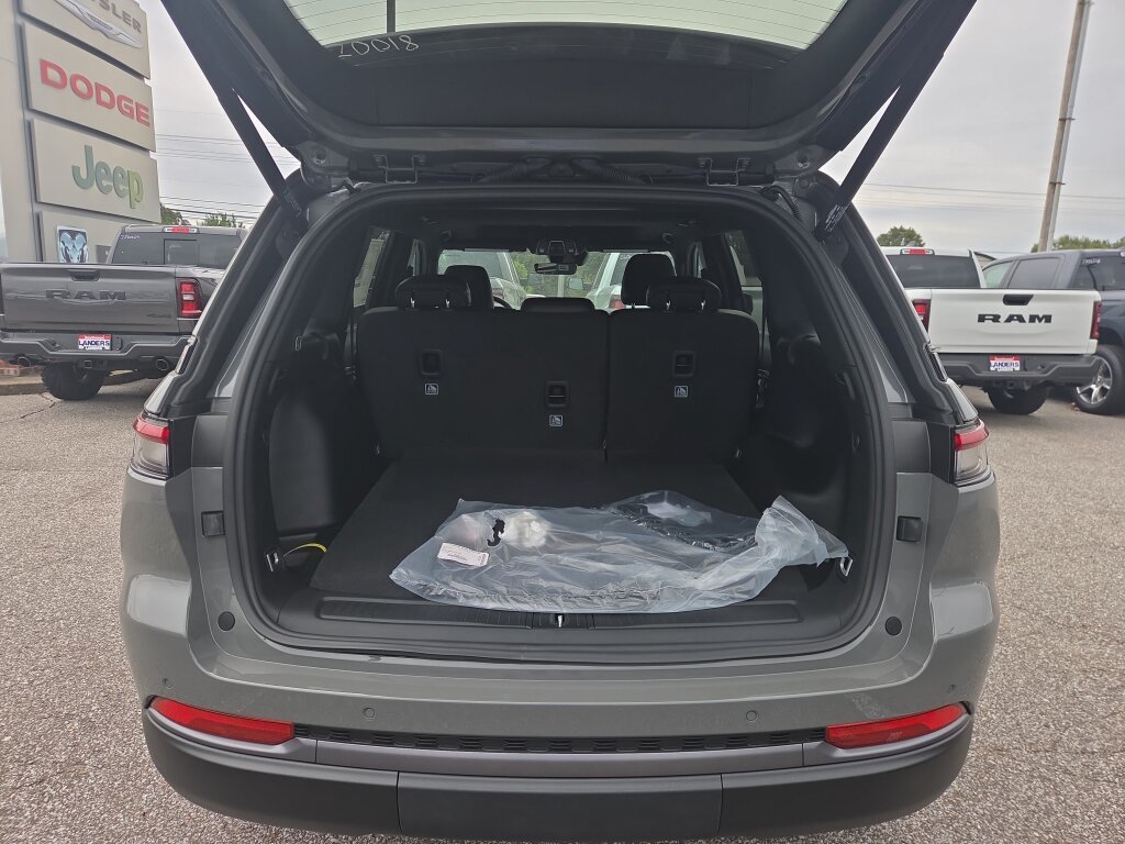 New 2027 Jeep Grand Cherokee Altitude RWD image 4