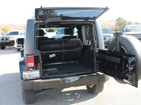 Used 2018 Jeep Wrangler Sahara w/ Connectivity Group AWD/4WD image 11