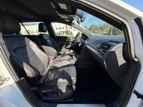 Used 2017 Volkswagen GTI SE image 16