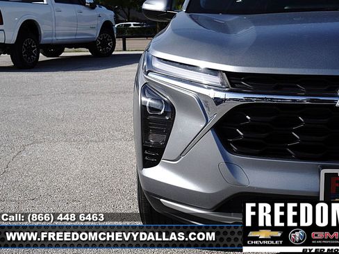 Certified 2025 Chevrolet Trax LT w/ Driver Confidence Package FWD image 37