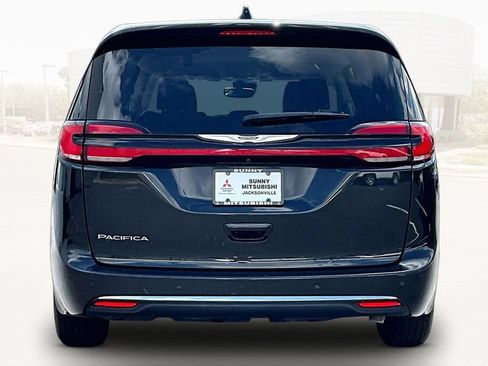 Used 2023 Chrysler Pacifica Touring-L FWD image 5