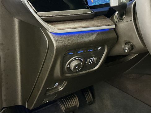 Used 2023 Jeep Grand Cherokee Overland w/ Luxury Tech Group IV image 17