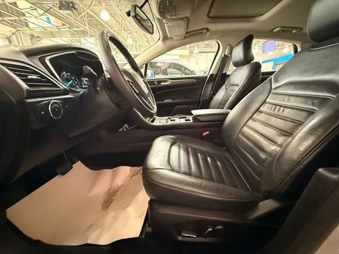Used 2017 Ford Fusion SE w/ Fusion SE Technology Package FWD image 9