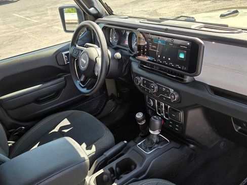 Used 2025 Jeep Gladiator Mojave AWD/4WD image 10