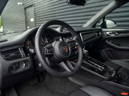 Certified 2025 Porsche Macan AWD/4WD image 4