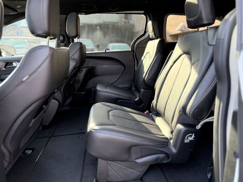 New 2026 Chrysler Pacifica Select image 21