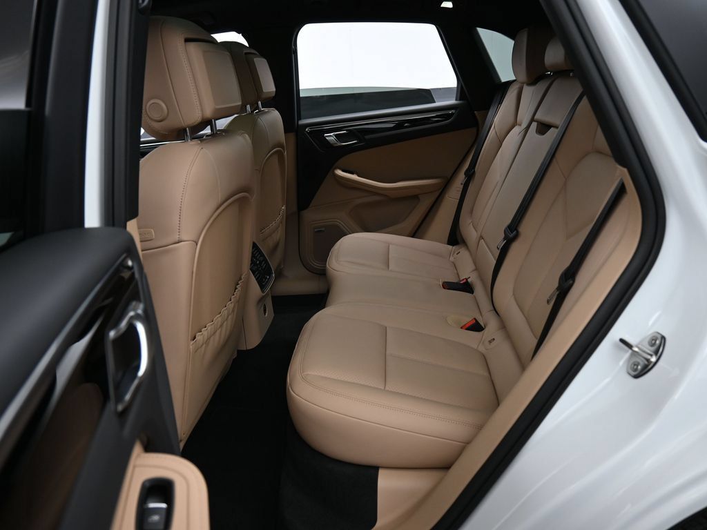 Certified 2026 Porsche Macan AWD/4WD image 25