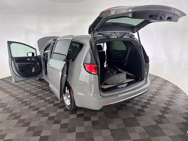 Used 2025 Chrysler Pacifica Select FWD image 18