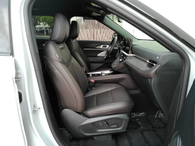 Used 2025 Ford Explorer Platinum w/ LUX Leather Package AWD/4WD image 21