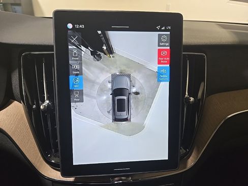 New 2026 Volvo XC60 B5 Plus w/ Climate Package image 17