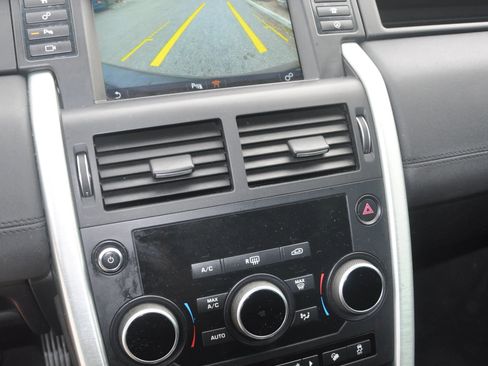 Used 2017 Land Rover Discovery Sport SE image 17