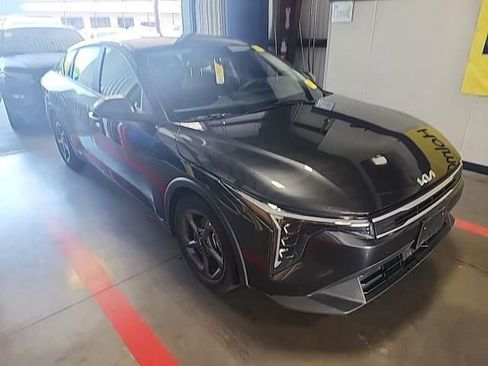 Used 2025 Kia K4 LXS image 2