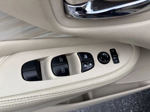 Used 2016 Nissan Murano SV w/ Cargo Package image 16