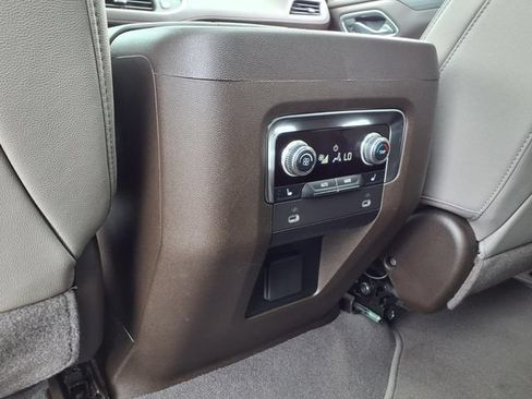 Used 2024 GMC Yukon SLT w/ SLT Luxury Package AWD/4WD image 37