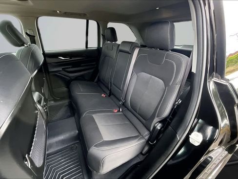 Used 2023 Jeep Grand Cherokee Laredo X AWD/4WD image 13