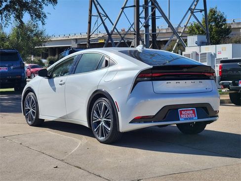 Used 2025 Toyota Prius XLE image 4