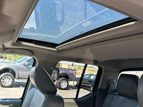 Used 2014 Nissan Frontier SL w/ SL Moonroof Package image 6
