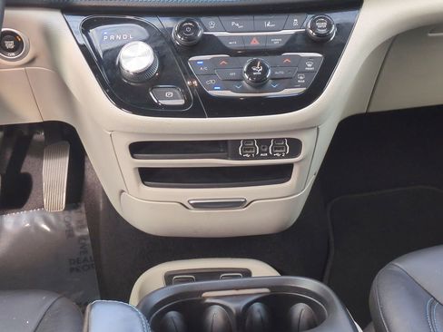 Certified 2021 Chrysler Pacifica Touring-L image 18