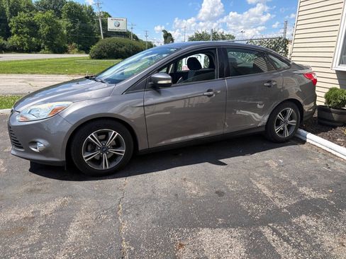 Used 2014 Ford Focus SE w/ SE Sport Package FWD image 2