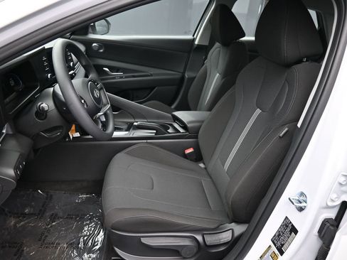 Certified 2025 Hyundai Elantra SE image 18