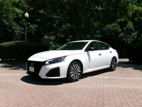 Used 2024 Nissan Altima 2.5 SV FWD image 1